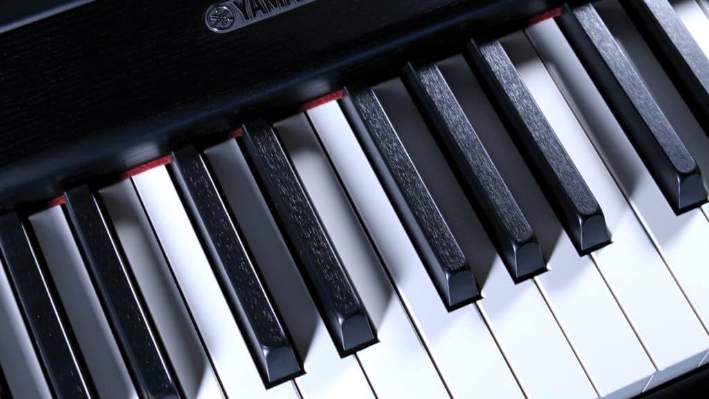 The GrandTouch-S keyboard of the Yamaha P-525 is equipped with let-off simulation, which allows for precise velocity control. The white keys feature a wooden core, while the black keys are finished with a synthetic ebony surface for enhanced grip.