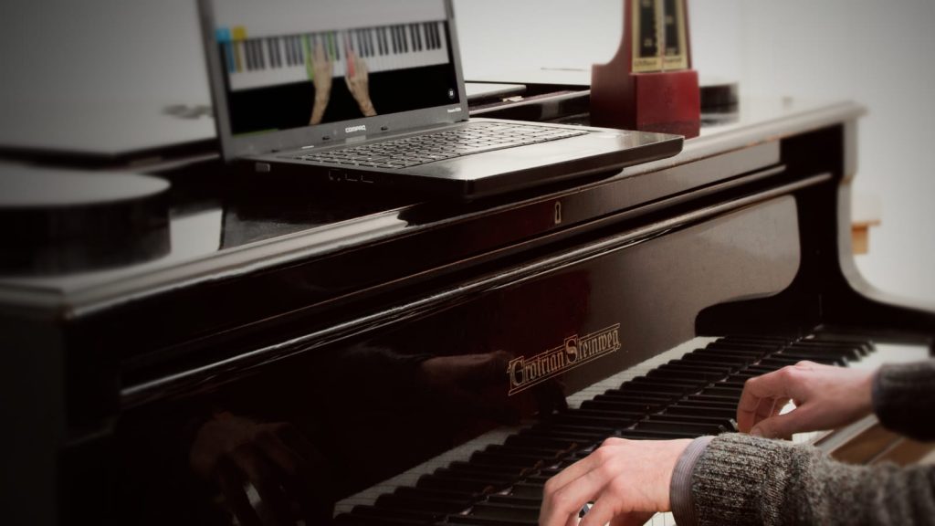 skoove-learn-piano-acoustic-piano