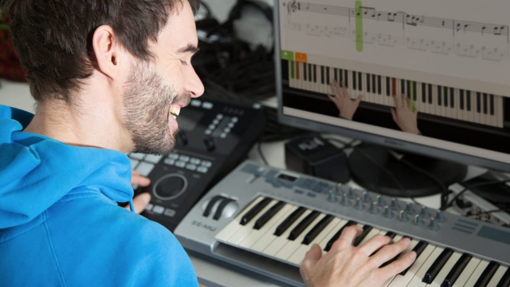 How do you arrange and find chords, and what makes a good hook line? Skoove's 'Learn to Play Piano for Producers' course is designed for anyone creating music in a recording environment. (Source: Skoove/Meike Kenn)