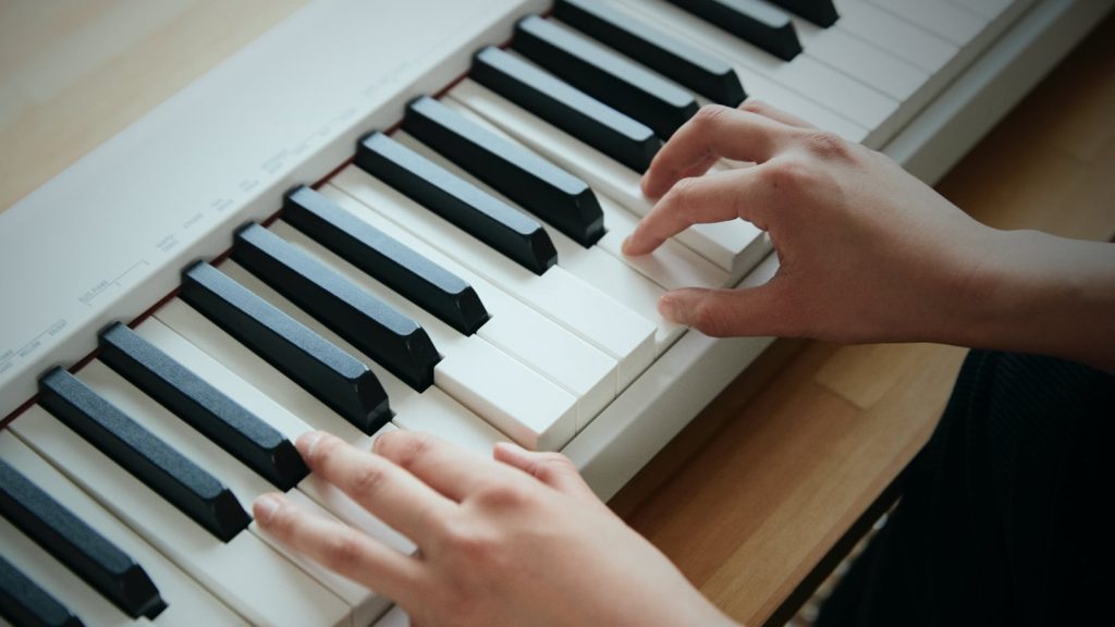 Hammer action keyboard with Ebony/Ivory feel for less than 400 euro. The electric piano with the best playability in this price range. (Image Source: Casio)