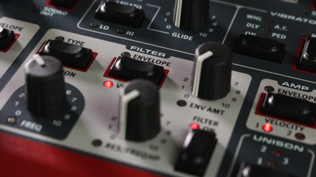 Easy to use despite its many features: The Filter section with access to Filter Type, Envelope Modulation, Cut-off, and Resonance. (Photo: J. Sunderkötter)
