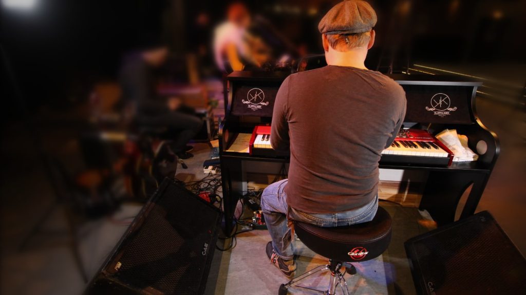 Full stereo sound: While monitor wedges (floor monitors) provide less direct sound, they offer two significant advantages: they blend seamlessly into the stage setup and avoid direct exposure to the ears. (Photo: J. Sunderkötter)