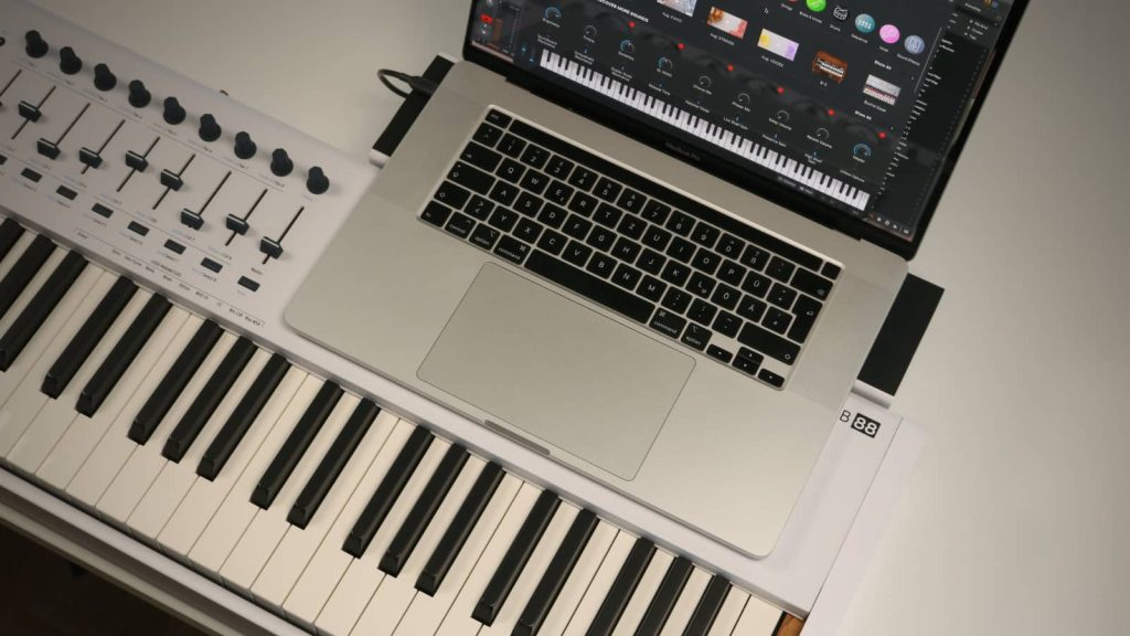 The clip-on laptop stand is very convenient. The clip-on laptop stand is very convenient.