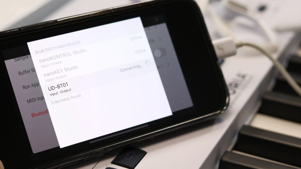 Use the Bluetooth MIDI menu of the piano app (here: e-Instruments Pure Piano) to connect to the Yamaha UD-BT01.