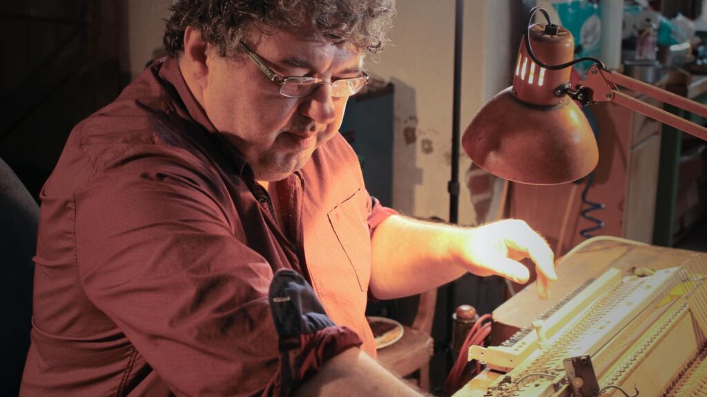 To fully enjoy playing a Wurlitzer 200A, precise regulation and tuning are essential: vintage specialist Tom Wauch, Electric Piano Service. (Photo: J. Sunderkötter)