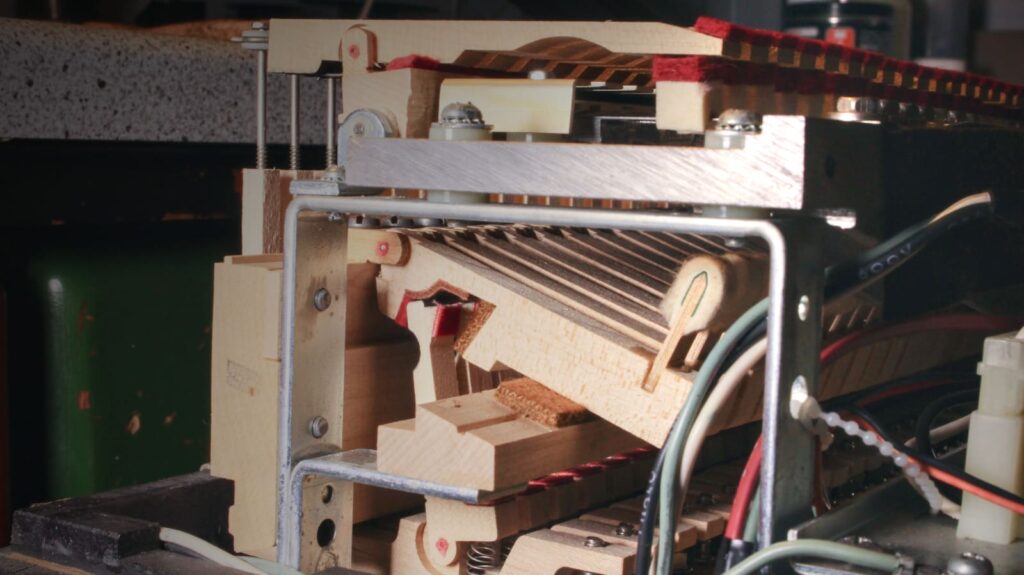 The action of the Wurlitzer 200A is modeled on a grand piano mechanism. The hammers strike the reeds from below, while the dampers engage from above. (Photo: J. Sunderkötter)