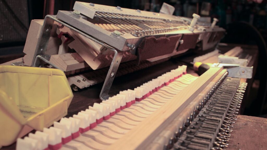 A detailed look at the sound generation of a Wurlitzer 200A: hammer action assembly and reed bar (left), damper rail (front right).
